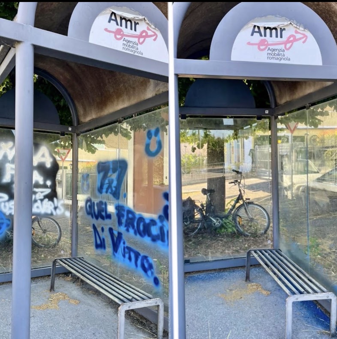 Rimozione graffiti prima e dopo in uno spazio pubblico